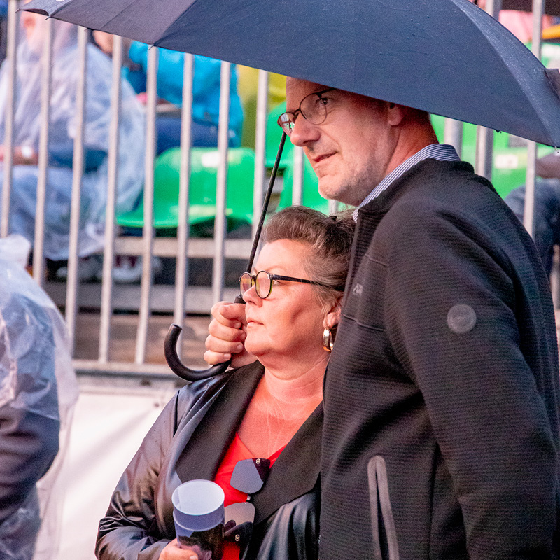 Ben Zucker Fans Zwei Ben Zucker Fans mit Regenschirm