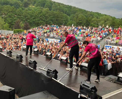 Arbeitseinsatz auf der Bühne Das Viba Team wischt kurz vor dem Konzert die Bühne.