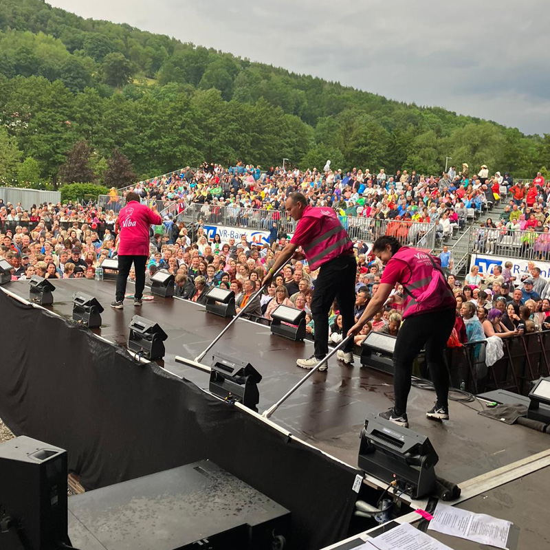Arbeitseinsatz auf der Bühne Das Viba Team wischt kurz vor dem Konzert die Bühne.