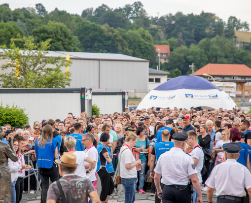 Konzerteinlass Fans warten auf den Einlass zum Konzert