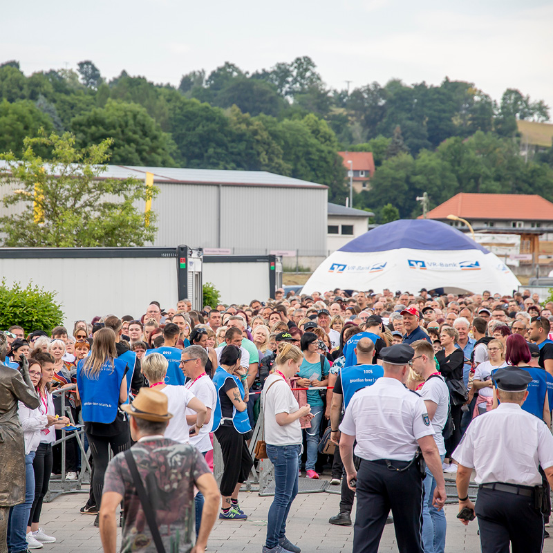 Konzerteinlass Fans warten auf den Einlass zum Konzert