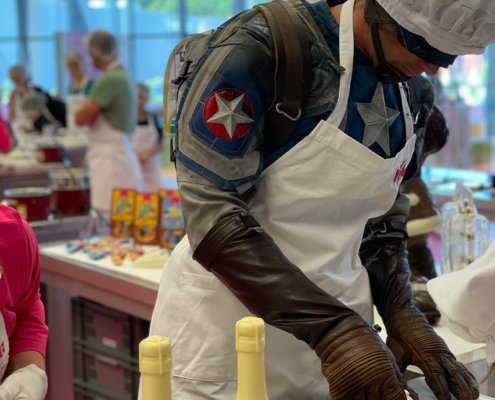 Captain-America Captain America macht einen Confiserie-Kurs in der Nougat-Welt