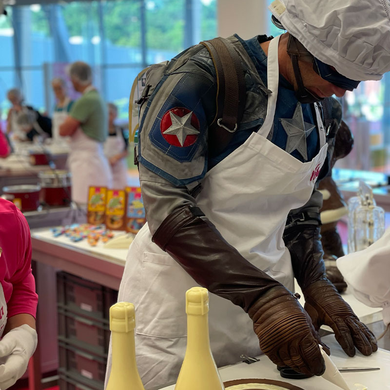 Captain-America Captain America macht einen Confiserie-Kurs in der Nougat-Welt