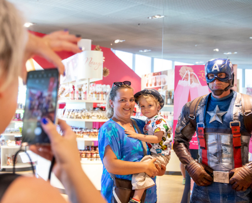 Captain America Kleine und große Fans machen Fotos mit Captain America