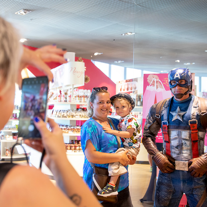 Captain America Kleine und große Fans machen Fotos mit Captain America