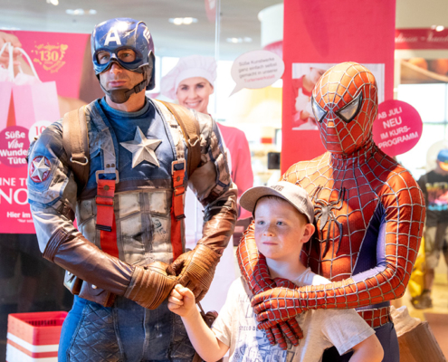 Captain America und Spiderman Captain America und Spiderman in der Nougat-Welt