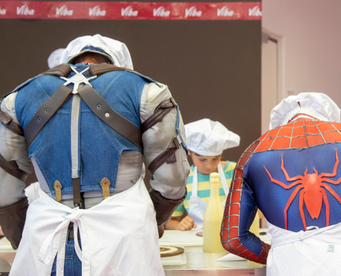 Spiderman im Confiserie-Outfit Spiderman im Confiserie-Outfit in der Viba Confiserie