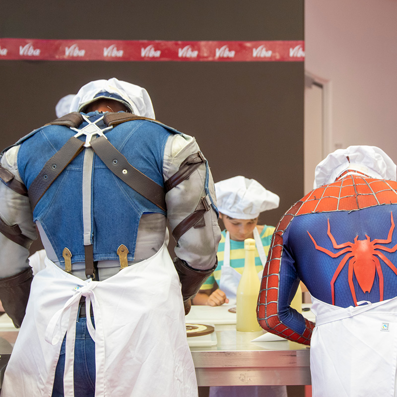 Spiderman im Confiserie-Outfit Spiderman im Confiserie-Outfit in der Viba Confiserie