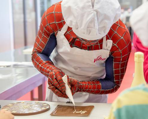 Spiderman im Confiserie-Outfit Spiderman im Confiserie-Outfit