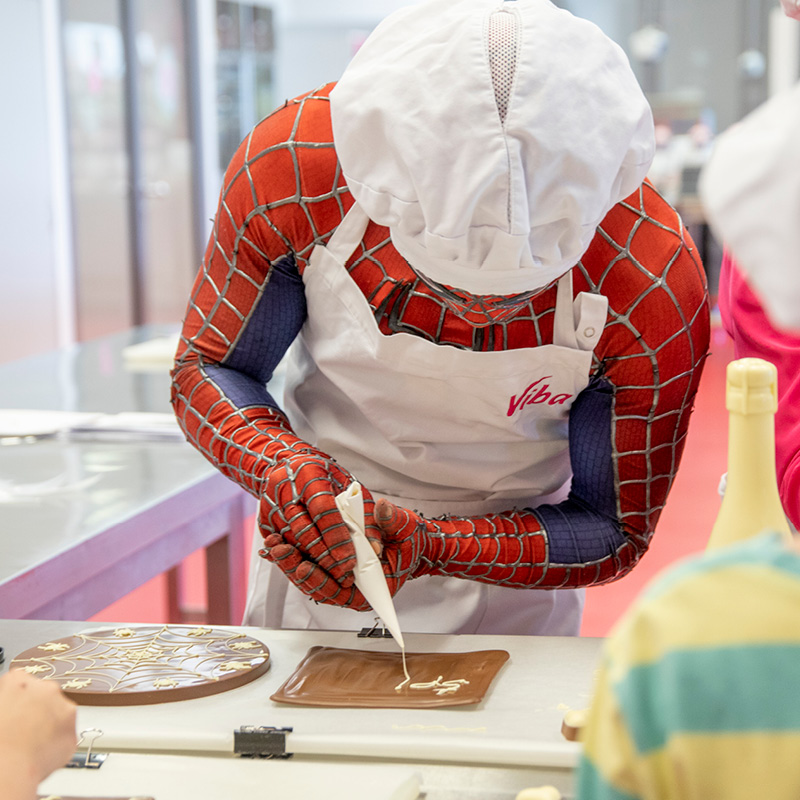 Spiderman im Confiserie-Outfit Spiderman im Confiserie-Outfit