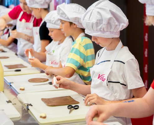 Confiserie-Kurs Kinder machen Confiserie-Kurs in der Nougat-Welt