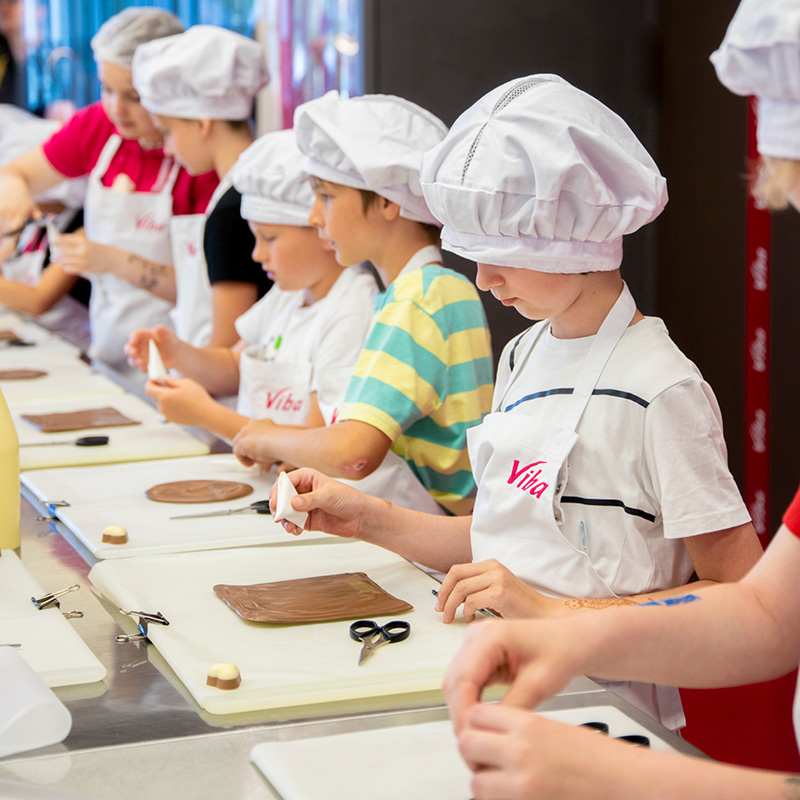 Confiserie-Kurs Kinder machen Confiserie-Kurs in der Nougat-Welt