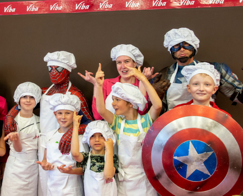 Heldenfoto Erinnerungsfoto nach dem Confiserie-Kurs mit Spider-Man und Captain America