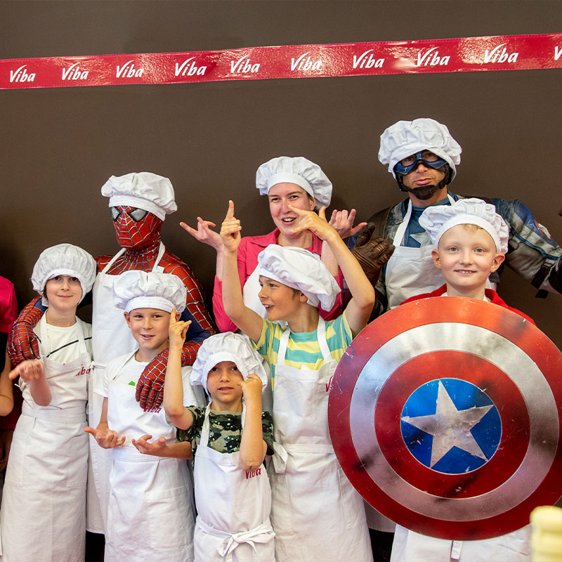 Heldenfoto Erinnerungsfoto nach dem Confiserie-Kurs mit Spider-Man und Captain America