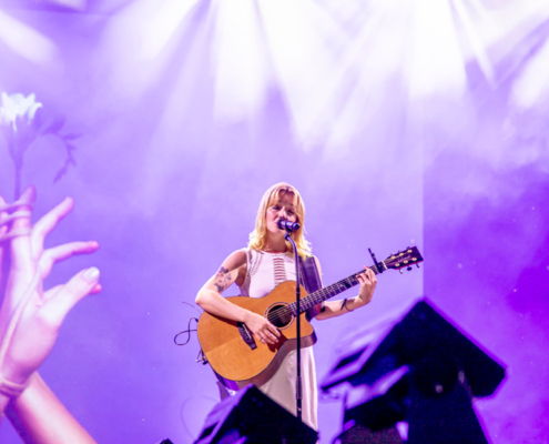 LOTTE LOTTE spielt Gitarre