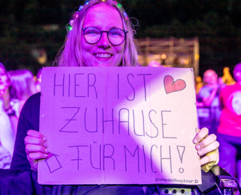 LOTTE Fan LOTTE Fan mit Plakat
