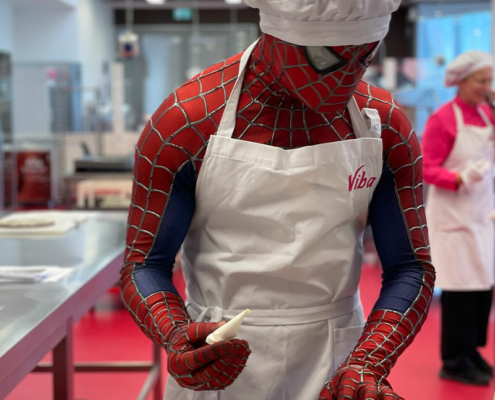 Spiderman Spiderman macht einen Confiserie-Kurs in der Nougat-Welt