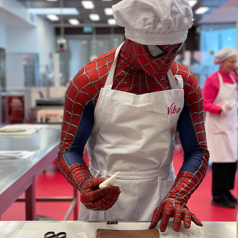 Spiderman Spiderman macht einen Confiserie-Kurs in der Nougat-Welt