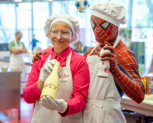 Spidey Confiseurin Bea und Spider-Man