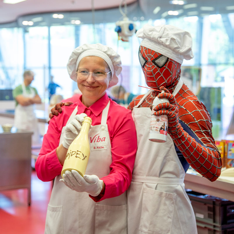 Spidey Confiseurin Bea und Spider-Man