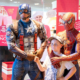 Captain America und Spider-Man posieren mit einem Jungen in der Nougat-Welt