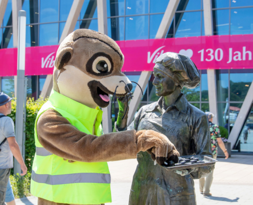 Werra Energie Maskottchen Maskottchen von Werra Energie mit der Confiseurinnen-Statue