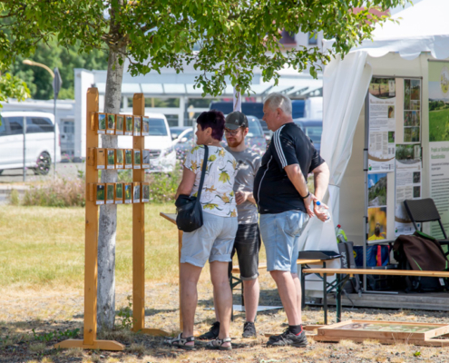 Energiegarten Besucher informieren sich beim Energiegarten