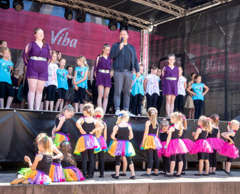 Tanzfestival Viele Kinder nehmen am Tanzfestival teil