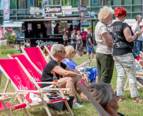 Tanzfestival Besucher man Pause auf Viba Liege-Stühlen