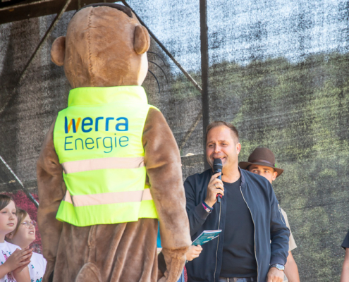 Werra Energie Das Maskottchen von Werra Energie steht auf der Bühne