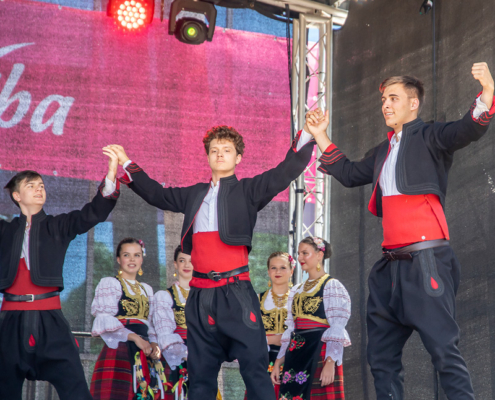 Tänzer Junge Tänzer führen traditionelle Tänze auf
