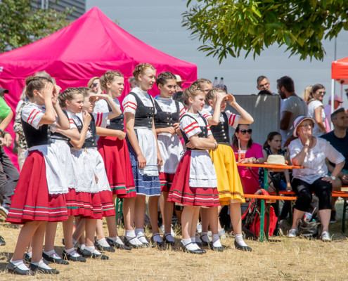 Tanzfestival Junge Tänzerinnen in traditionellen Outfits
