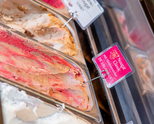 Jubiläumseis Nougat Classic Eis mit Himbeersorbet – Die Jubiläumssorte