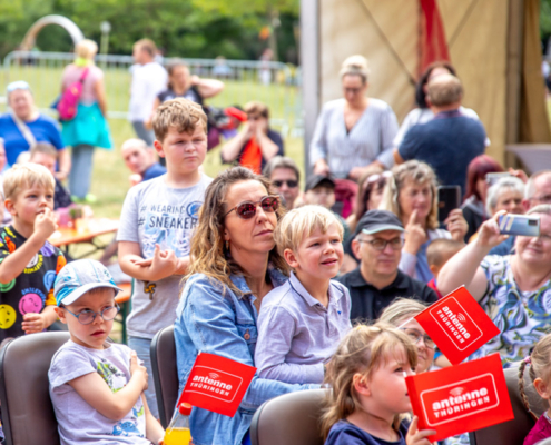 Viba Magic Show Das Publikum schaut gespannt auf die Bühne