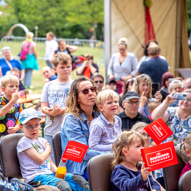 Viba Magic Show Das Publikum schaut gespannt auf die Bühne