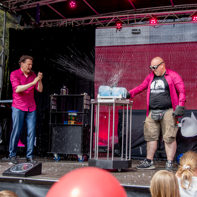 Viba Magic Show Mentalmagier Harry Keaton zaubert auf der Bühne