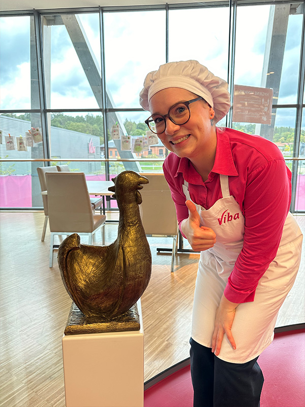 Confiseurin Svenja und Goldene Henne Schöpferin Svenja posiert neben der Gold-Henne