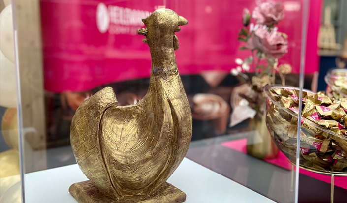 Goldene Henne 2023 Die Goldene Henne aus Schokolade am Stand von Viba sweets