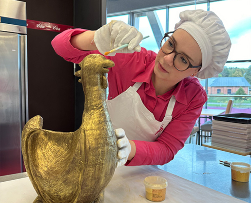 Vergoldung Schoko Henne Confiseurin Svenja vergoldet die Schoko-Henne mit einem Pinsel