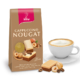 Cappuccino-Nougat neben einem Cappuccino