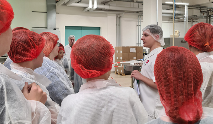 Industrie-INTOUCH Floh Seligenthal Azubi Walter führt Interessierte durch die Produktion