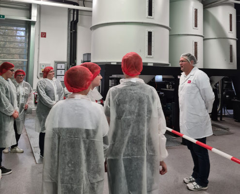 IndustrieInTouch Prozessingeneur Ctirad zeigt den Interessierten stolz den neuen Röstofen.