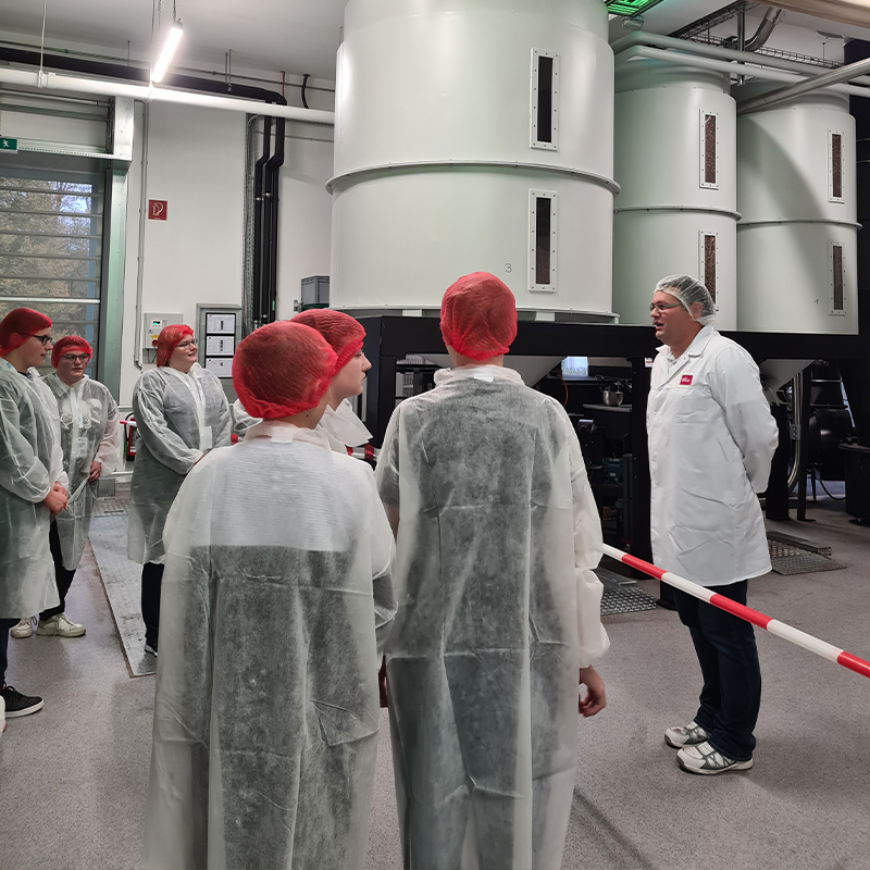 IndustrieInTouch Prozessingeneur Ctirad zeigt den Interessierten stolz den neuen Röstofen.