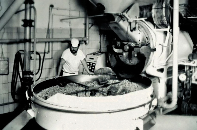 Mitarbeiter beim Rösten von Haselnüssen in den 1950er Jahren