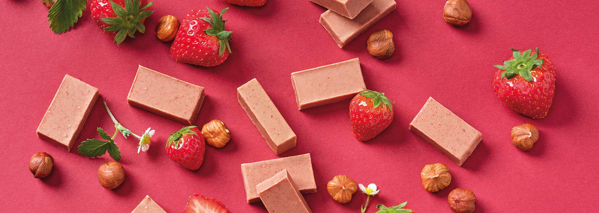 Viba Erdbeer-Nougat zusammen mit frischen Erdbeeren