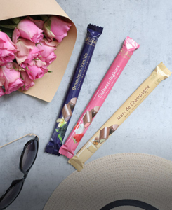 heilemann-schokoladen-sticks-preview Sommer Moodbild mit Heilemann Schokoladen Sticks mit Blumen, Sonnenbrille und Strohhut
