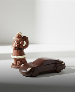 Heilemann Porsche Weihnachtsmann Hohlfiguren Hohlfiguren aus Schokolade in Form eines Porsche Rennautos und eines Weihnachtsmanns